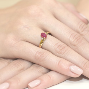 Pierścionek z Rubinem 0,60ct i Brylantami z białego złota próby 585. W-0068RB